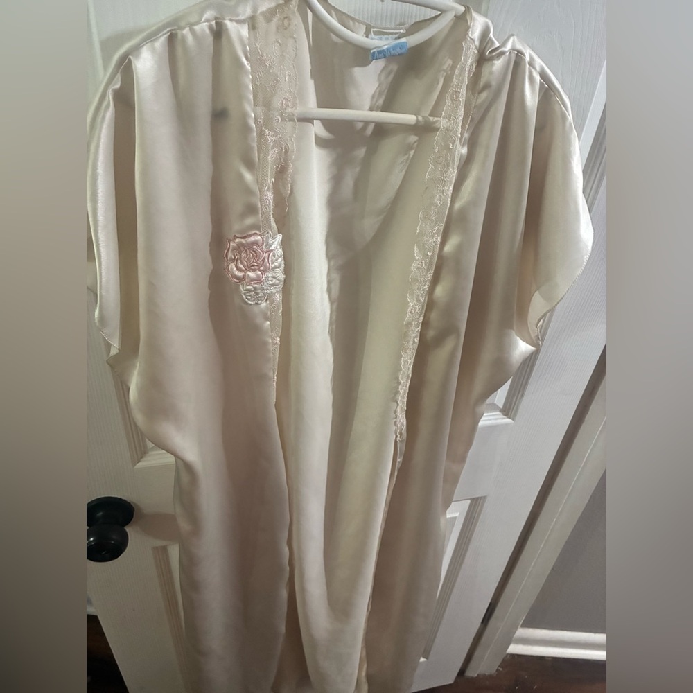 Vintage Women’s Medium Satin Robe - Picture 3 of 10